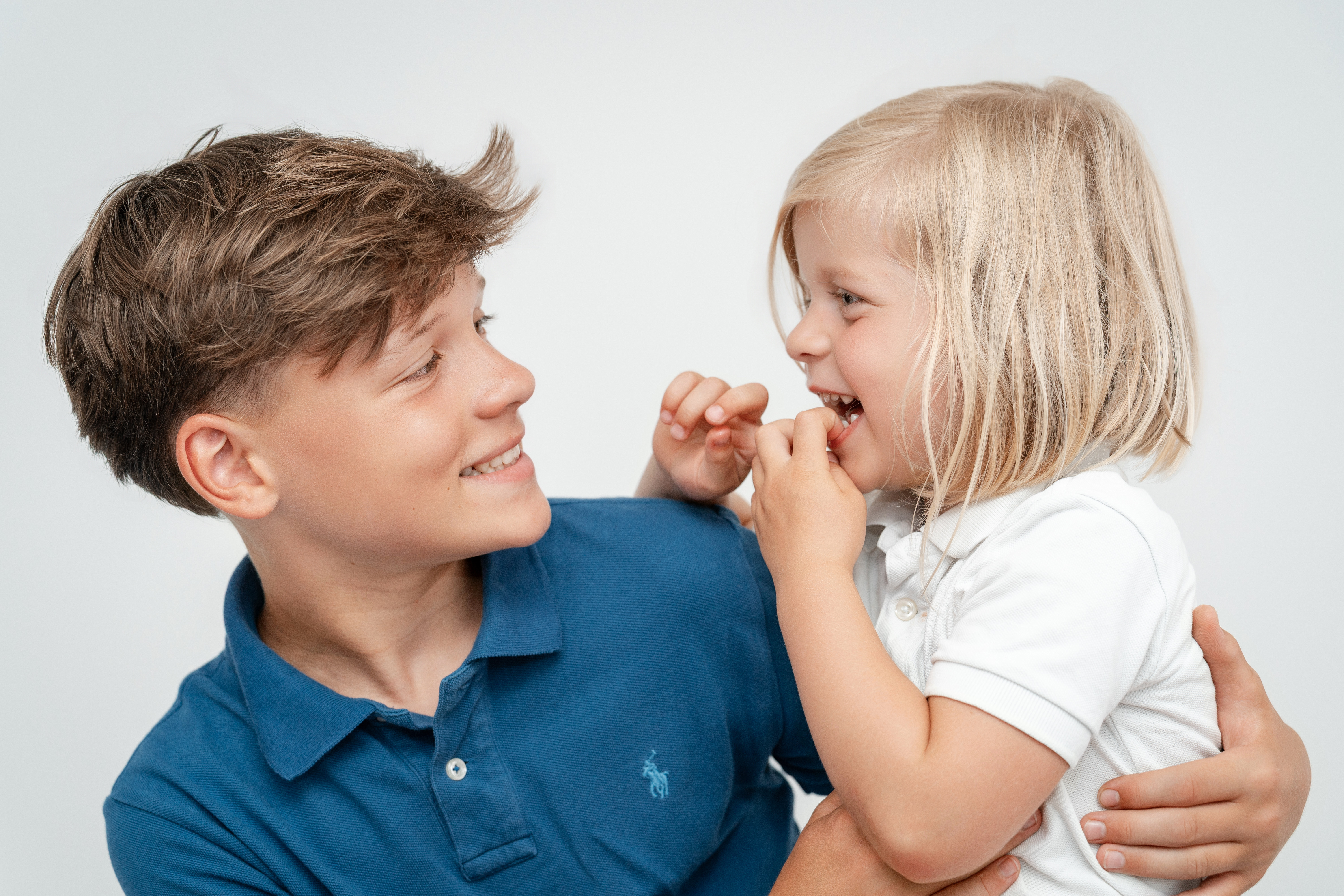 Zwei Kinder lachen miteinander