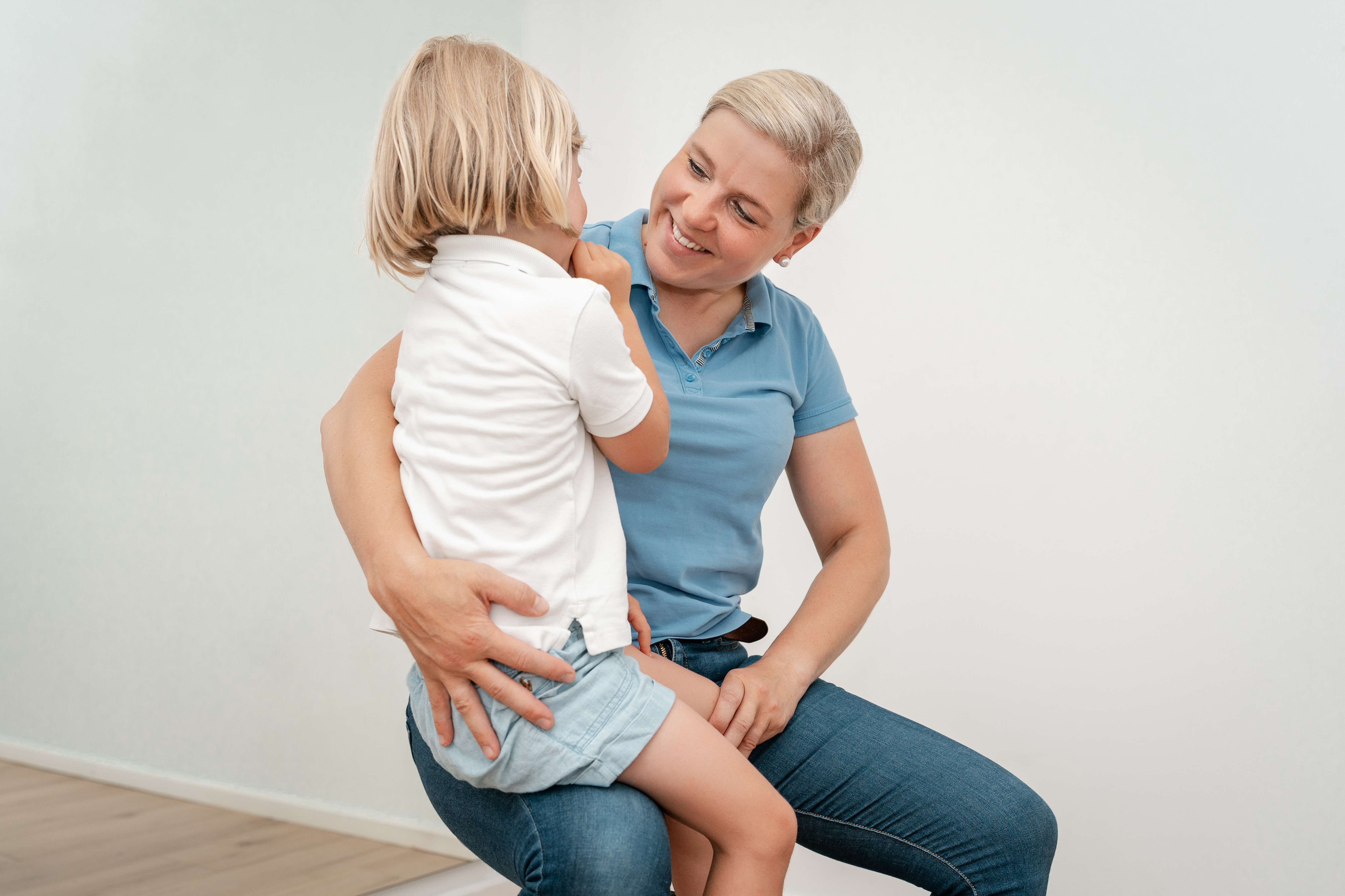 Therapeutin begleitet ein kleines Kind beim gemeinsamen Üben