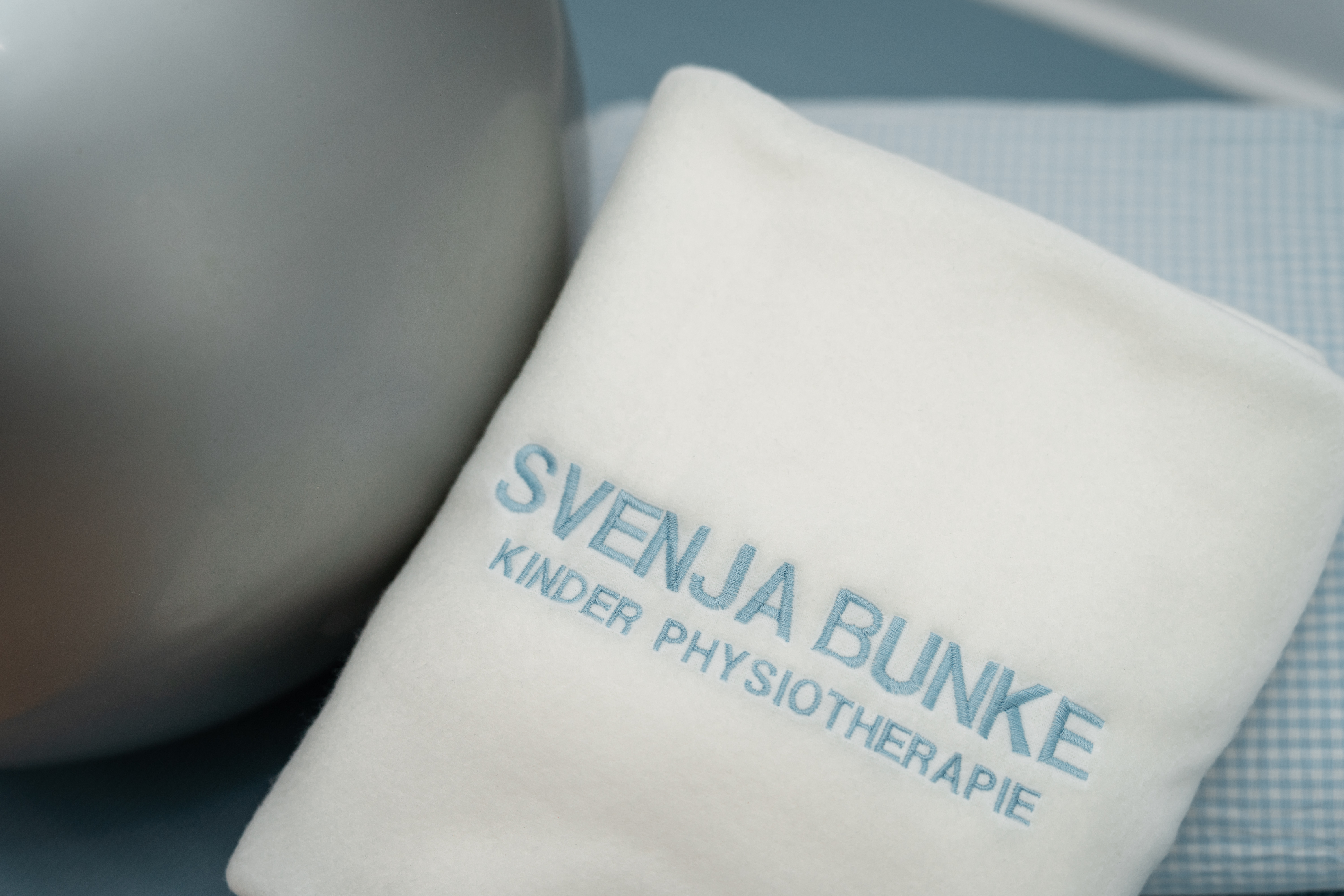 Weiche Praxisdecke mit dem Schriftzug Svenja Bunke Kinderphysiotherapie